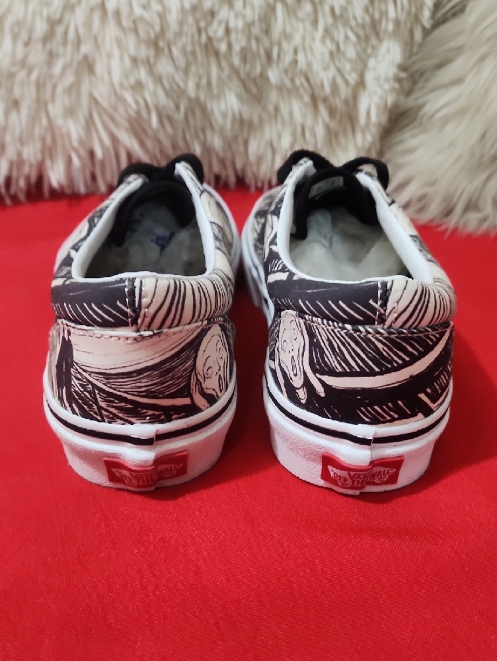 Vans Era MoMA Edvard Munch Canvas Sneakers in Black and White with Graphic Print - Picture 5 of 12